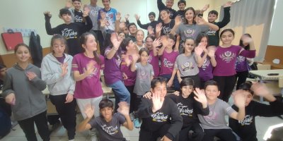 Sürpriz doğum günü öğretmeni ağlattı