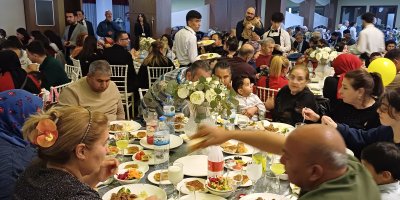 Adana’da koruyucu aileler ve çocukları iftar programında bir araya geldi