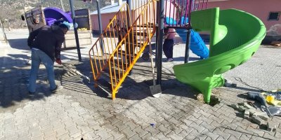 Saimbeyli'de başkan çocuklara verdiği sözü tuttu, parklar kurdu