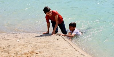 Adana'da havalar ısındı, sulama kanallarında ölümüne serinlik başladı