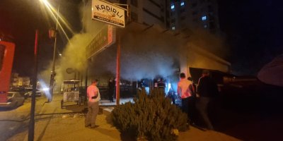 Adana’da sucuk ekmek dükkanı yanarak kullanılamaz hale geldi