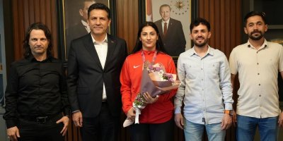 Avrupa üçüncüsü Hatice Nur Sarı, davul zurna eşliğinde karşılandı