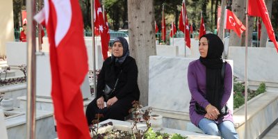 Adana'da şehit aileleri evlatlarının kabirleri başında dua ederek karanfil bıraktı