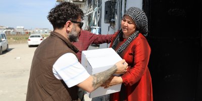 Adana'nın 'Ogün ağabeyi' ailelerin gönüllerine dokunuyor