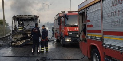 Adana'da toplu taşıma aracı alev alev yandı