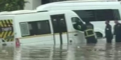 Adana'yı sağanak vurdu, öğrenci servisi su birikintisinde mahsur kaldı