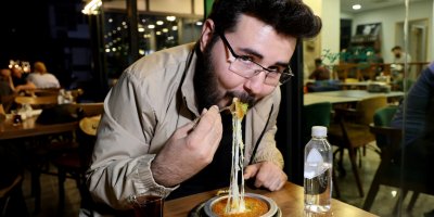 Adana'da iftar sonrası tatlıcılara rağbet arttı