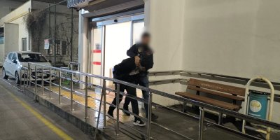 Adana'da 15 yıl hapisle aranan torbacı saklandığı evde yakalandı