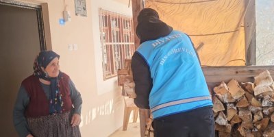 Adana Feke'de kar etkili oldu, imam yaşlılara destek oldu