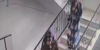 Hırsızlık için apartmana giren kadınlar kamerada