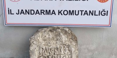 Adana'da tarihi eser operasyonu: Yazılı kesme taş ve objeler ele geçirildi