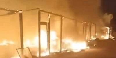 Elektrik telinin kopması sonucu 15 çadır yandı