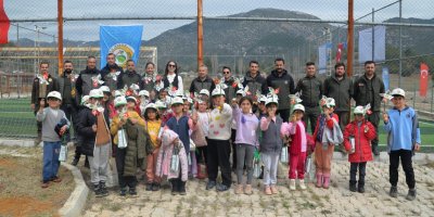 Feke'de öğrenciler fidanları toprakla buluşturdu