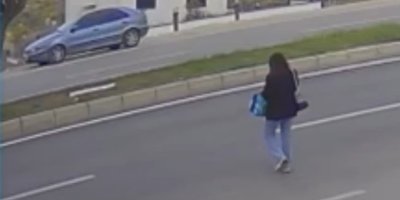 Adana'da yolda telefona bakan genç kız otomobilin çarpmasıyla ağır yaralandı