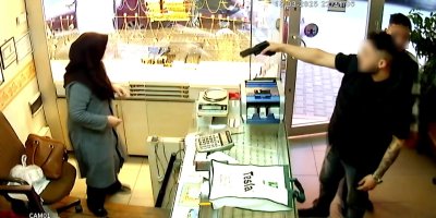O anlar kamerada: Silahla kuyumcu soymak istediler, korkup kaçtılar