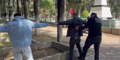 Adana'da mezarlıklar ve parklarda uyuşturucu içen 59 şüpheli yakalandı