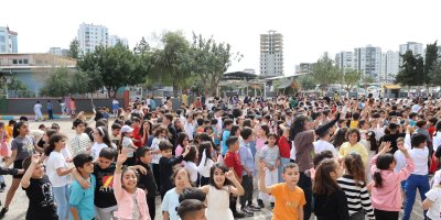 Şenlik gibi bayramlaşma: Bin 200 öğrenci birbiriyle bayramlaştı