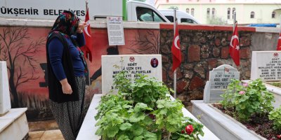Şehitlikte hüzünlü bayramlaşma: Fotoğraflarını öperek bayramlaştılar