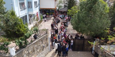 Kozan'da yaşlı çift 20 yıldır her bayram çocukları sevindiriyor