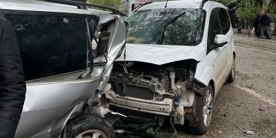 Adana'da 5 kişilik ailenin cenazesinden dönen amca aynı yolda kaza yaptı: 8 yaralı