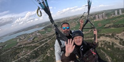 83 yaşında yamaç paraşütü ile uçtu
