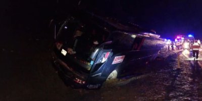 Festivalden dönen tur otobüsü yoldan çıktı 24 kişi yaralandı