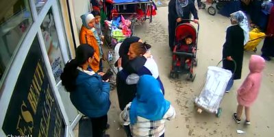 Yok böyle hırsızlık: Telefonu çaldı kılıftaki 200 doları alıp, sahibine geri verdi