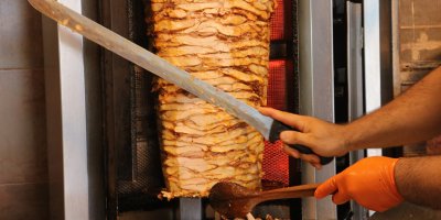 Pişmiş tavuk dönere çiğ tavuk takılması ölümcül olabiliyor