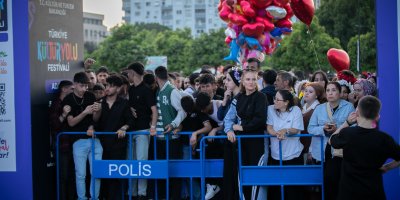 Her şey ön sırayı kapmak için: Maraton koşar gibi konsere koştular