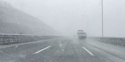 Otoyolda kar, görüş mesafesini 10 metreye kadar düşürdü