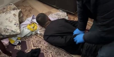 İçici de satıcı da değilim dedi: Yatağının altından 71 paket bonzai ham maddesi çıktı