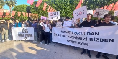 Adana'da Liseliler Öğretmenleri İçin Atatürk Parkı'nda Basın Açıklaması Yaptı