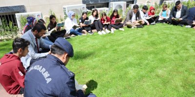 Kozan sustu, kitaplar konuştu