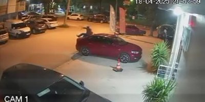 Otomobili tekmeleyip yumrukladı, yetmedi üzerine çıkıp zıpladı