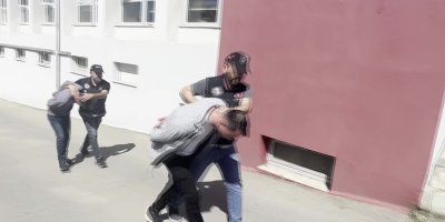 Yedek lastiğe gizlenen esrar, uygulamada ortaya çıktı: 2 şüpheli tutuklandı