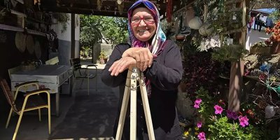 Adanalı öğretmen yaptığı eserlerle bahçesini açık hava müzesine dönüştürdü