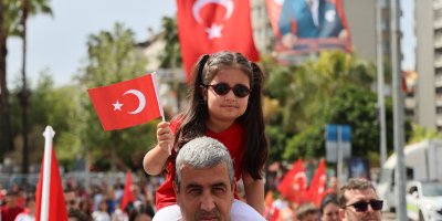 Babalarının omuzlarında bayramı kutladılar