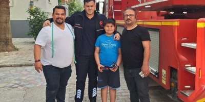 10 yaşındaki Tunahan'ın ağaca takılan helikopterini itfaiye kurtardı