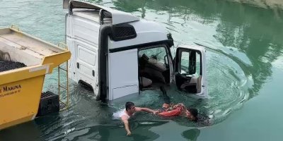 Adana’da tır sulama kanalına düştü, 2 kişi kurtarıldı
