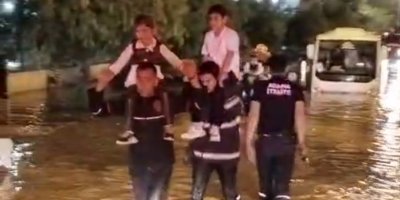 Adana'da yağmur nedeniyle serviste mahsur kalan çocuklar böyle kurtarıldı
