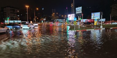 Adana’da sağanak yağış yolları su altında bıraktı