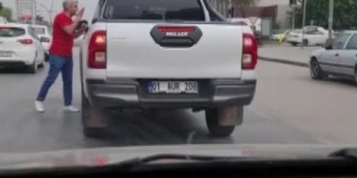 Yol kavgasında yaşlı adamı yumrukladı