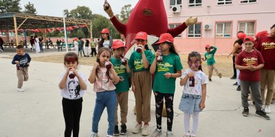 Çocuklar, şalgam adam maskotuyla gönüllerince eğlendi