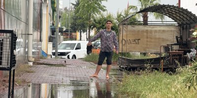 Adana’da yağmur hayatı felç etti: Kiminin yüzdü kimi mahsur kaldı