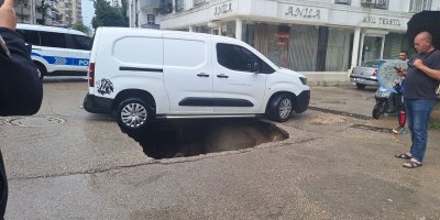 Adana'da yol çöktü, araç düşmekten son anda kurtuldu