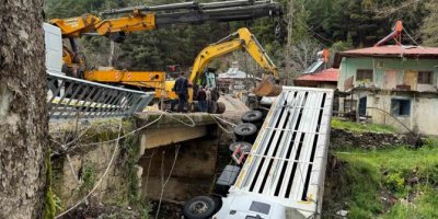 Kamyon köprüden düştü, sürücü yaralandı