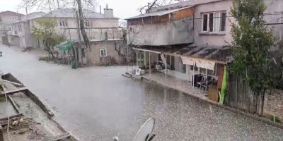 Yağmur sonrası yola kayalar düştü