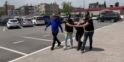 Katil komşu arkadaşını öldürüp, evi gaz yağı ile yakmış