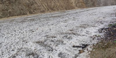 Adana'da dolu yağışı tarım arazilerini beyaza bürüdü