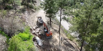 Feke'de mezarlık alanında yol çalışması